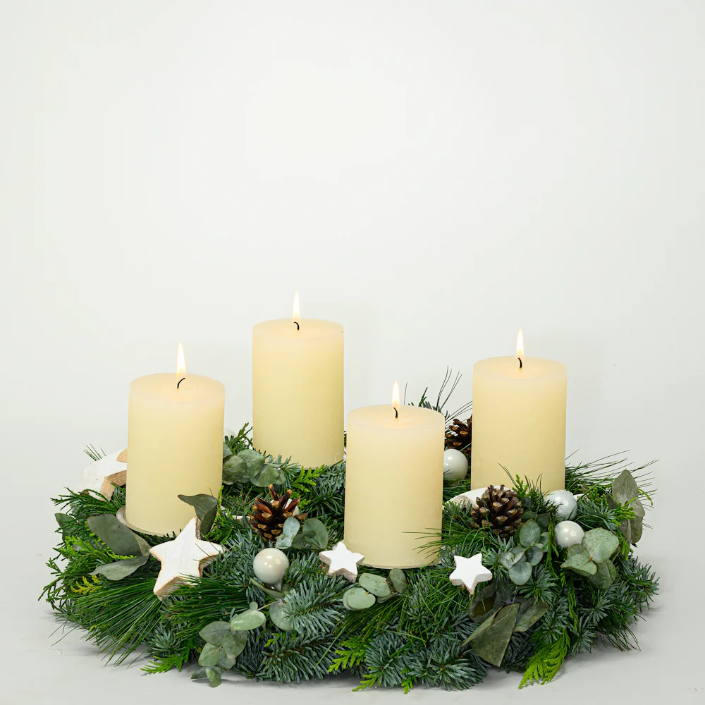 Adventskranz 35 cm Nobilis, Eucalyptus und Zypresse mit rustikalen Kerzen in creme weiß - Image 2