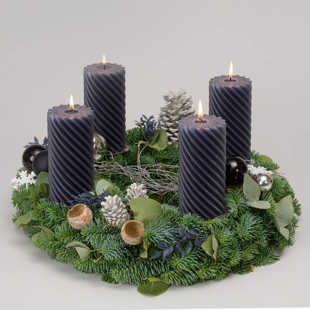 Adventskranz 40 cm Nobilis und Eucalyptus mit gedrehten Kerzen in anthrazit - Image 2