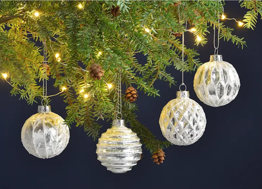 Weihnachtskugel aus Glas Weiß Silber Glitter 6 cm 12er Set - Image 2